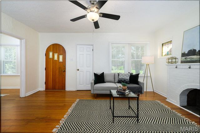 5432 Rosa Avenue, St Louis, MO 63109