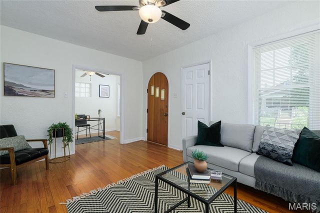 5432 Rosa Avenue, St Louis, MO 63109