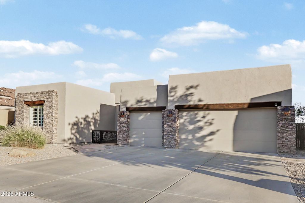 Image 12 of property listing at 6335 W HILL Lane, Glendale, AZ 85310