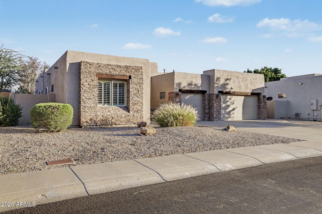 Image 13 of property listing at 6335 W HILL Lane, Glendale, AZ 85310
