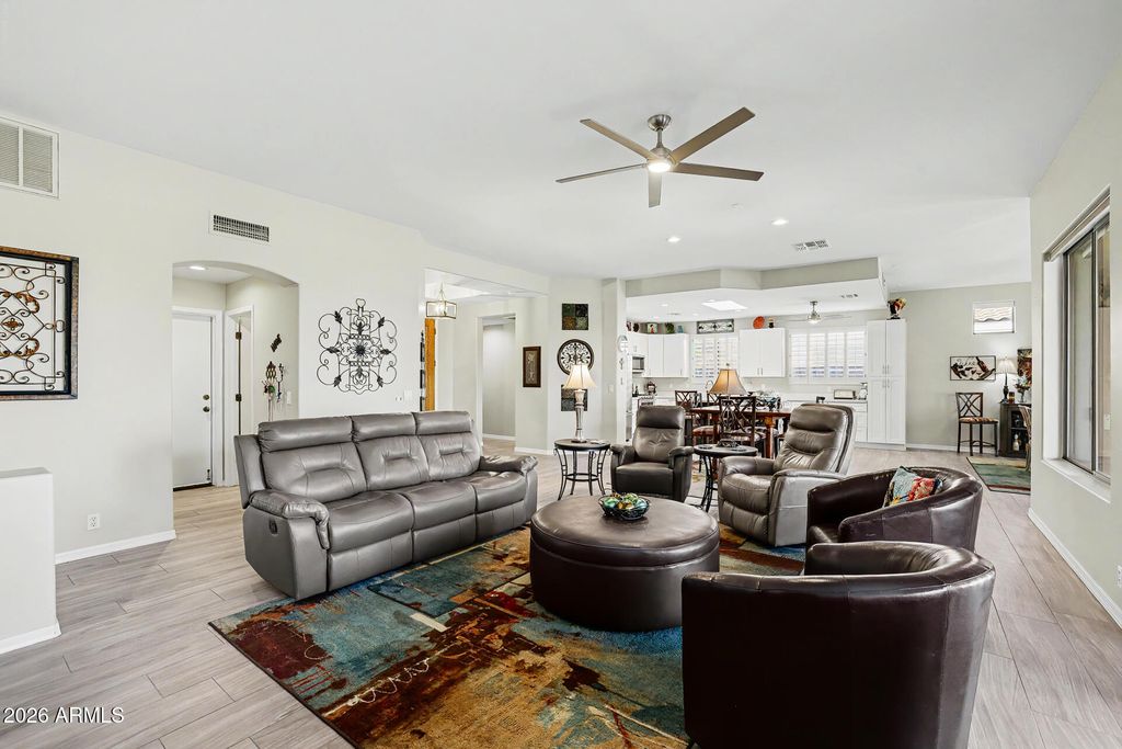 Image 18 of property listing at 6335 W HILL Lane, Glendale, AZ 85310