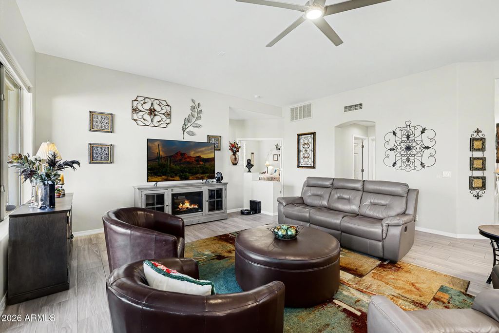 Image 19 of property listing at 6335 W HILL Lane, Glendale, AZ 85310