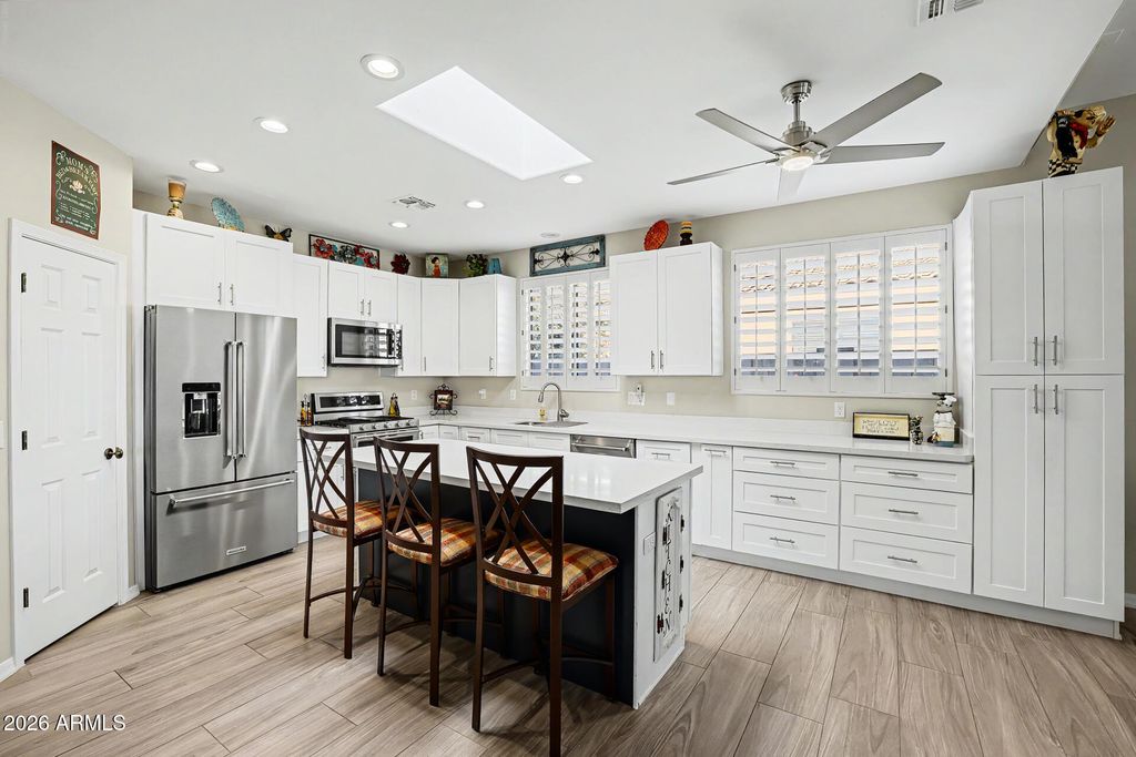 Image 3 of property listing at 6335 W HILL Lane, Glendale, AZ 85310