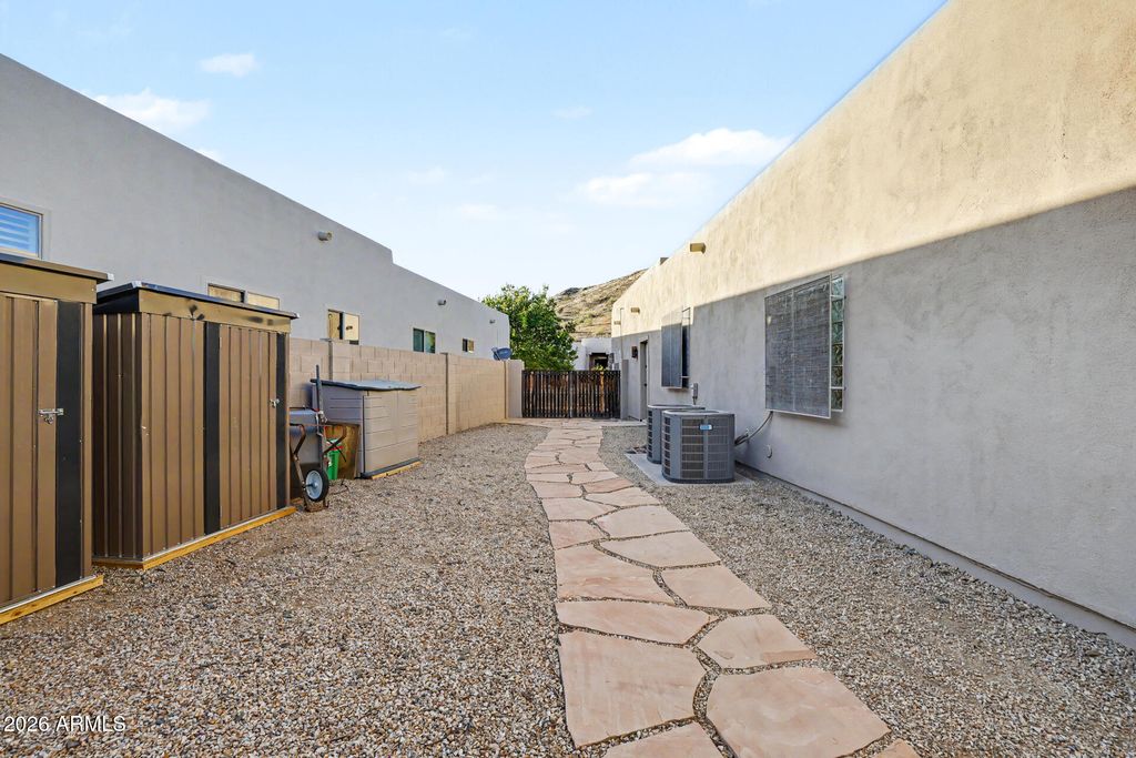 Image 73 of property listing at 6335 W HILL Lane, Glendale, AZ 85310