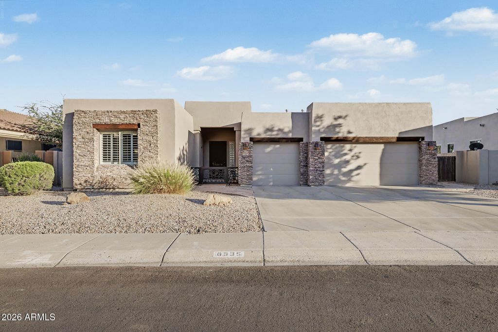 Image 9 of property listing at 6335 W HILL Lane, Glendale, AZ 85310