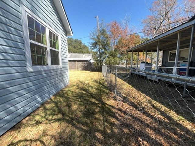 716 E Republic Avenue, Baytown, TX 77520