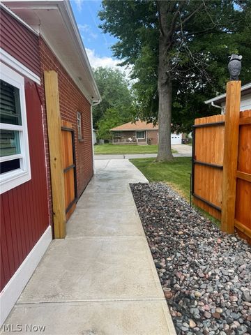 7287 Maplewood Road, Parma, OH 44130
