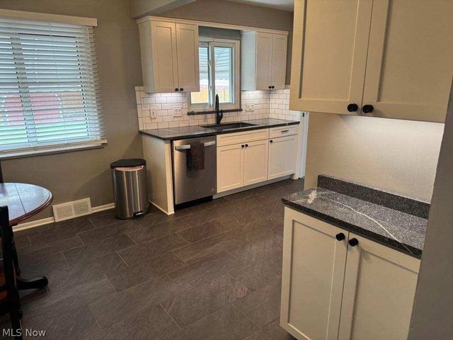 7287 Maplewood Road, Parma, OH 44130
