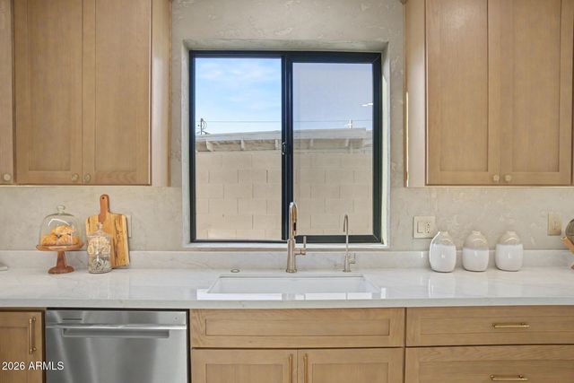 2230 N LAUREL Avenue, Phoenix, AZ 85007