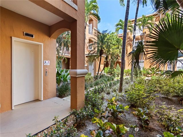 5020 Fairways Circle J203, Vero Beach, FL 32967