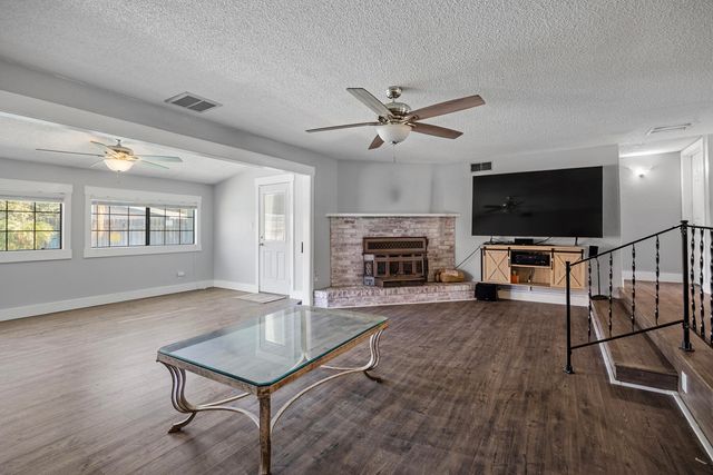 2242 E Howard Avenue, Visalia, CA 93292