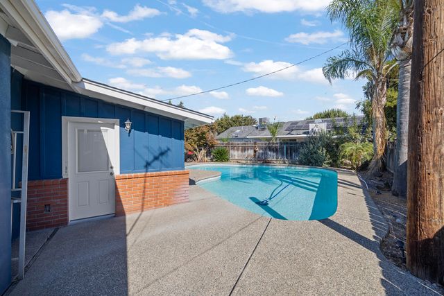 2242 E Howard Avenue, Visalia, CA 93292