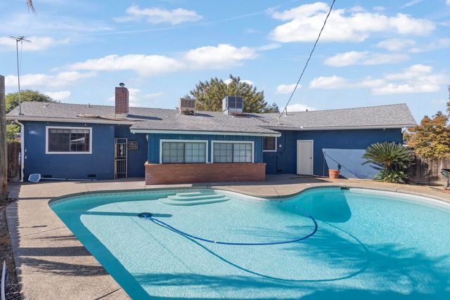 2242 E Howard Avenue, Visalia, CA 93292
