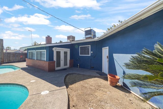 2242 E Howard Avenue, Visalia, CA 93292