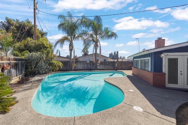 2242 E Howard Avenue, Visalia, CA 93292