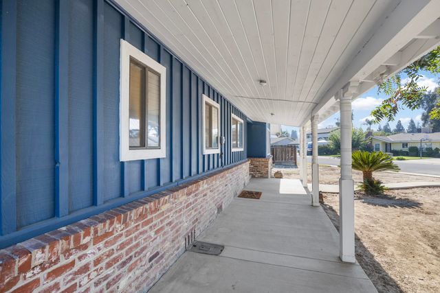 2242 E Howard Avenue, Visalia, CA 93292