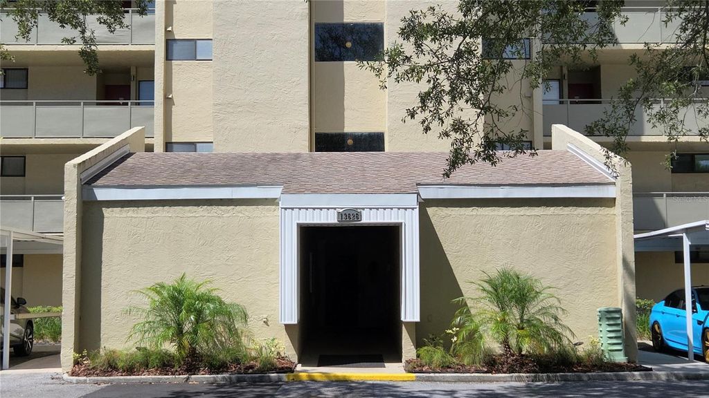 Image 5 of property listing at 13626 GREENFIELD DRIVE 201, Tampa, FL 33618