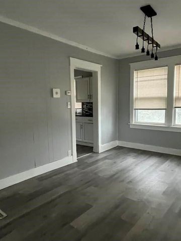 9321 E 15th Street, Independence, MO 64052