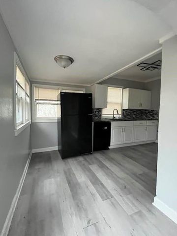 9321 E 15th Street, Independence, MO 64052