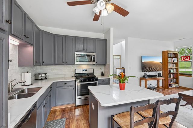 502 Heritage Court, St. Charles, IL 60175