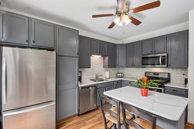 502 Heritage Court, St. Charles, IL 60175
