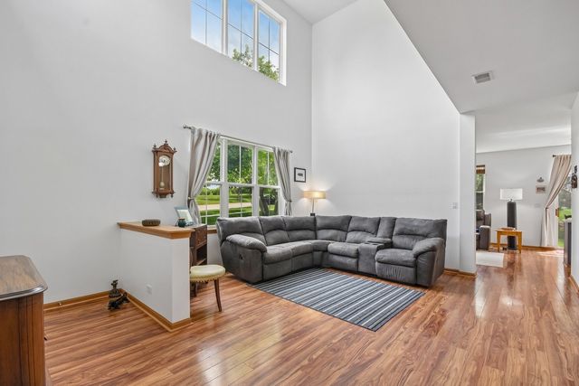 502 Heritage Court, St. Charles, IL 60175