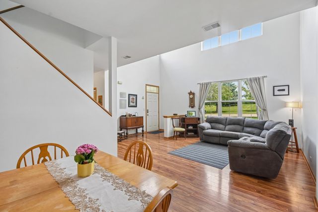502 Heritage Court, St. Charles, IL 60175