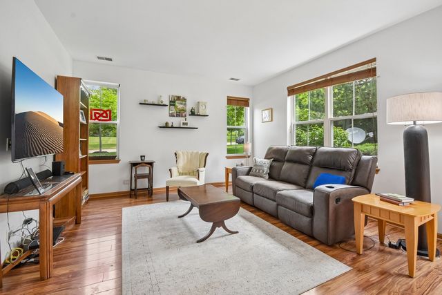 502 Heritage Court, St. Charles, IL 60175