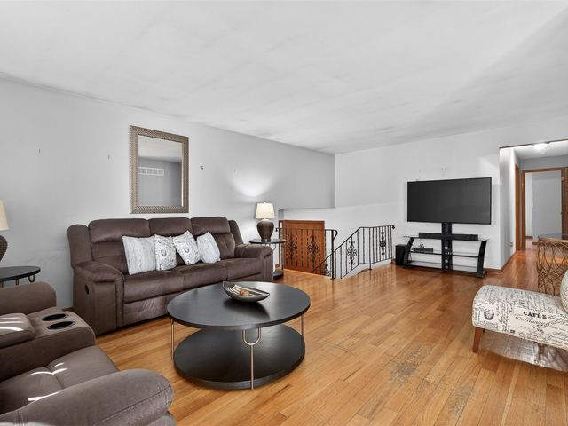 4242 Pinewood Lane, Matteson, IL 60443