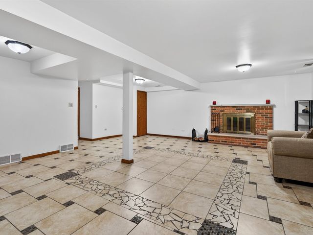 4242 Pinewood Lane, Matteson, IL 60443