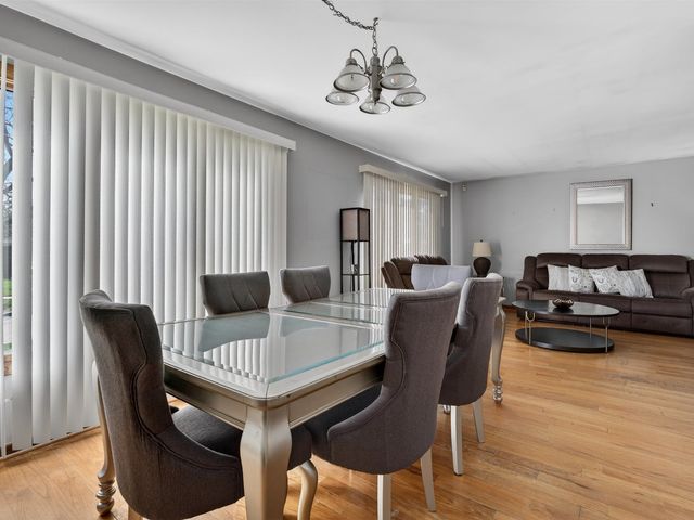 4242 Pinewood Lane, Matteson, IL 60443