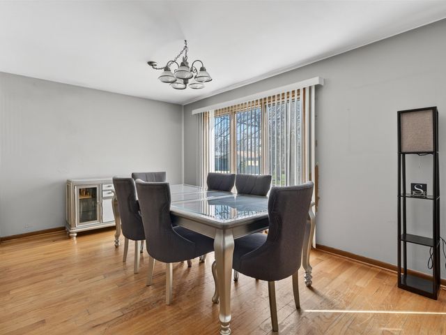 4242 Pinewood Lane, Matteson, IL 60443