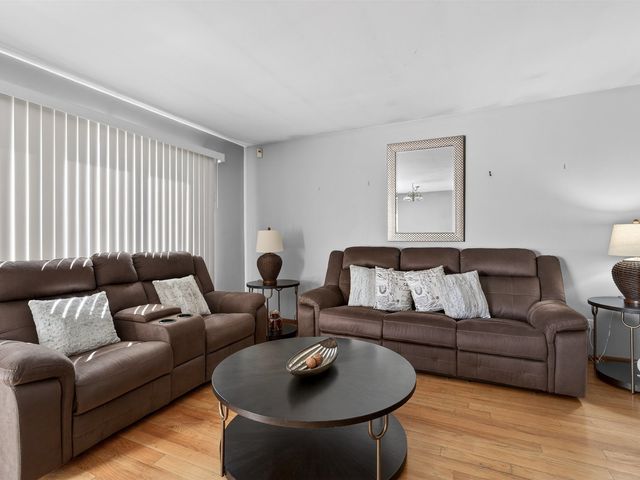 4242 Pinewood Lane, Matteson, IL 60443