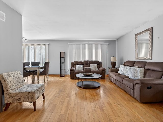 4242 Pinewood Lane, Matteson, IL 60443