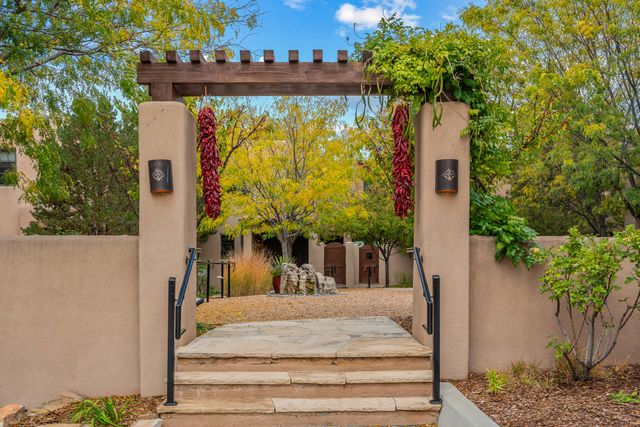 103 Catron 48, Santa Fe, NM 87501