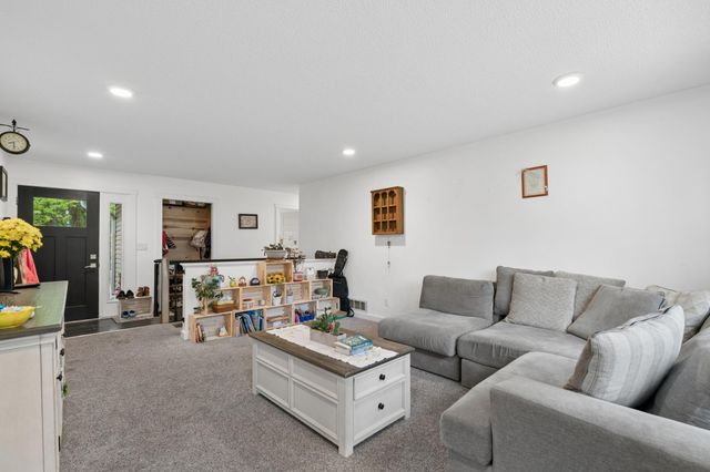 8893 Autumn Oaks Drive, Rockford, MN 55373
