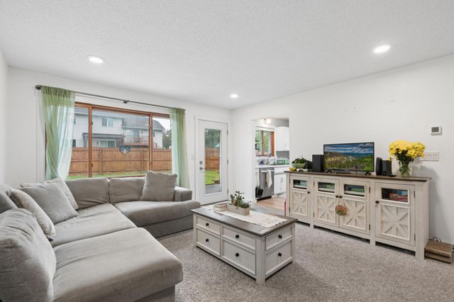 8893 Autumn Oaks Drive, Rockford, MN 55373