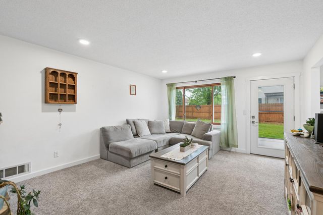 8893 Autumn Oaks Drive, Rockford, MN 55373
