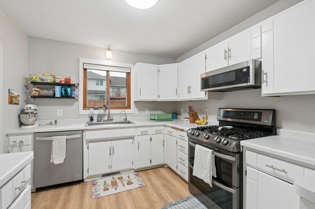 8893 Autumn Oaks Drive, Rockford, MN 55373