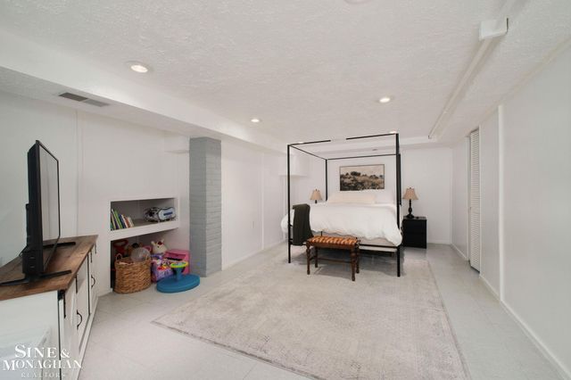18083 Elizabeth Street, Roseville, MI 48066