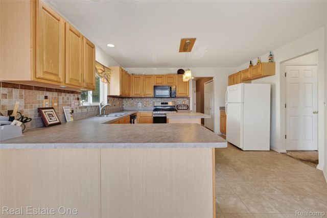 510 Boulder Lake Drive, Oxford Charter Township, MI 48371