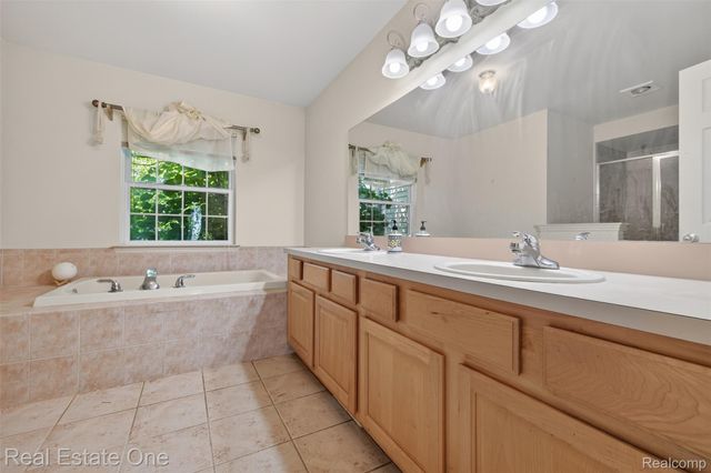 510 Boulder Lake Drive, Oxford Charter Township, MI 48371