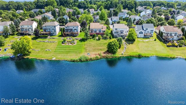 510 Boulder Lake Drive, Oxford Charter Township, MI 48371