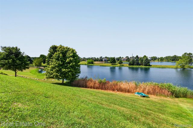 510 Boulder Lake Drive, Oxford Charter Township, MI 48371