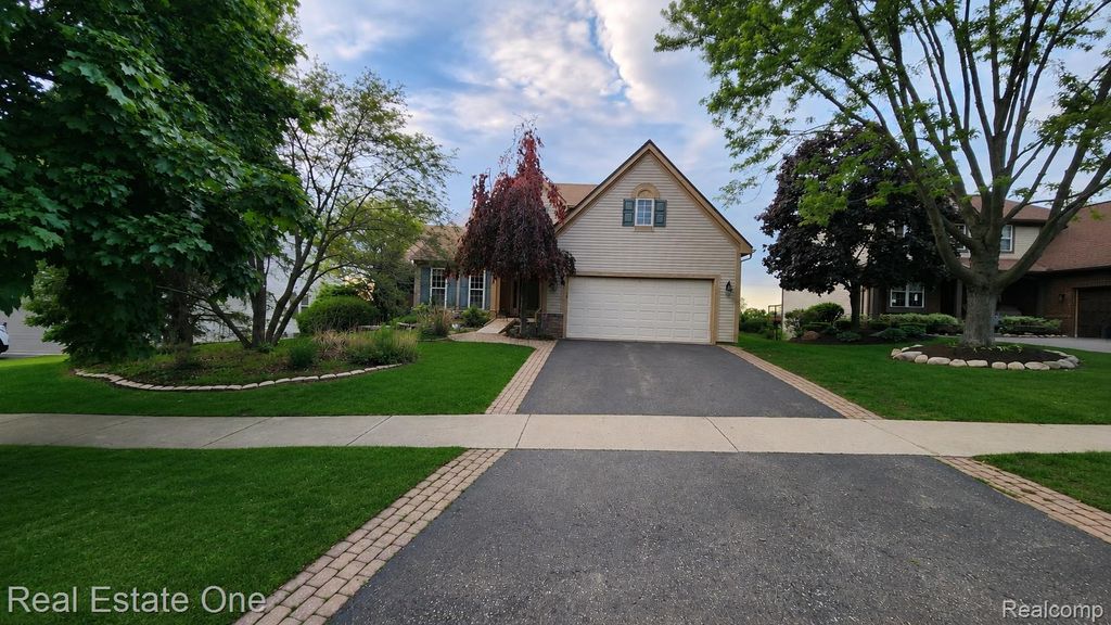 510 Boulder Lake Drive, Oxford Charter Township, MI 48371
