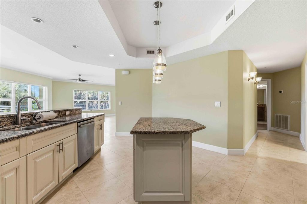 Image 12 of property listing at 7820 34TH AVE W 102, Bradenton, FL 34209