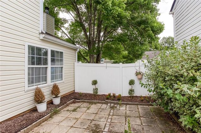 126 W Oaks Place, Woodstock, GA 30188