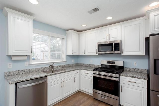126 W Oaks Place, Woodstock, GA 30188