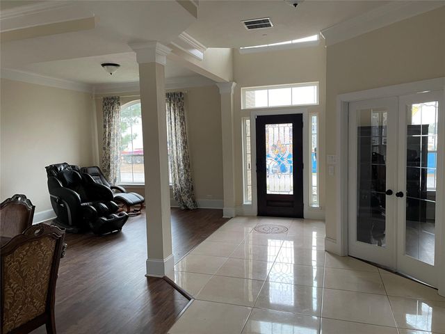 5105 Maple Street, Bellaire, TX 77401