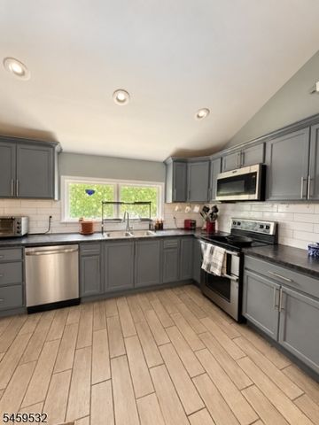 18 Foundry Rd, Hope Twp., NJ 07825